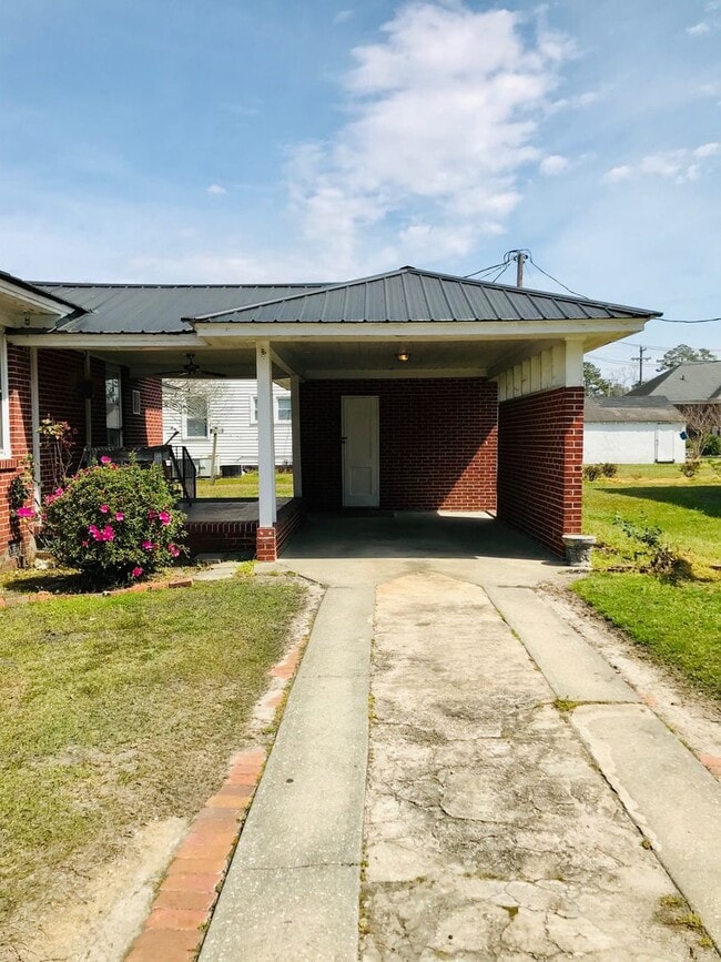 Building Photo - Rare Gem! Spacious and fantastic updated o...