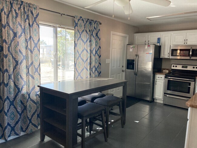 Foto del edificio - 1933 Madison Ave