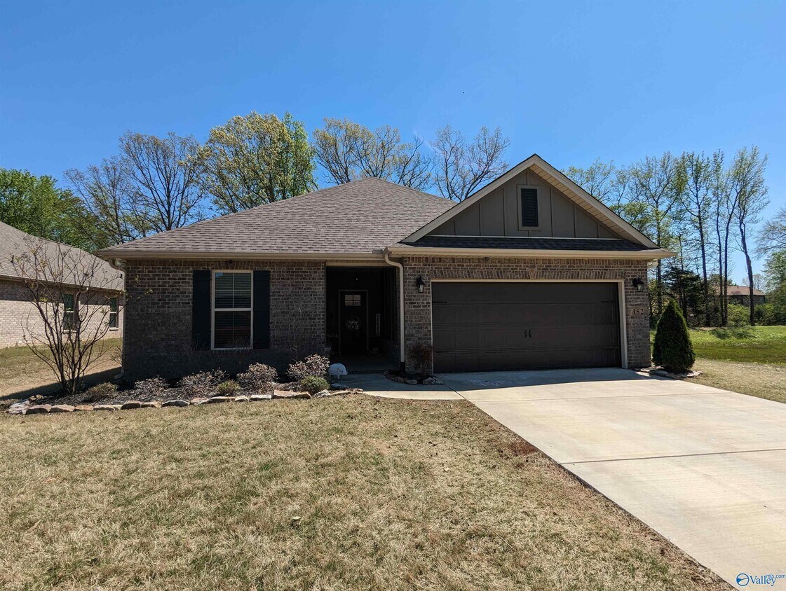 Foto principal - 152 Summer Pointe Ln