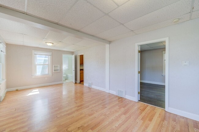 Building Photo - 1 Bedroom house in University City!