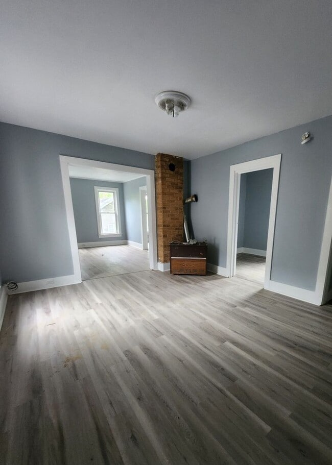 Building Photo - Upper 3 bedroom unit