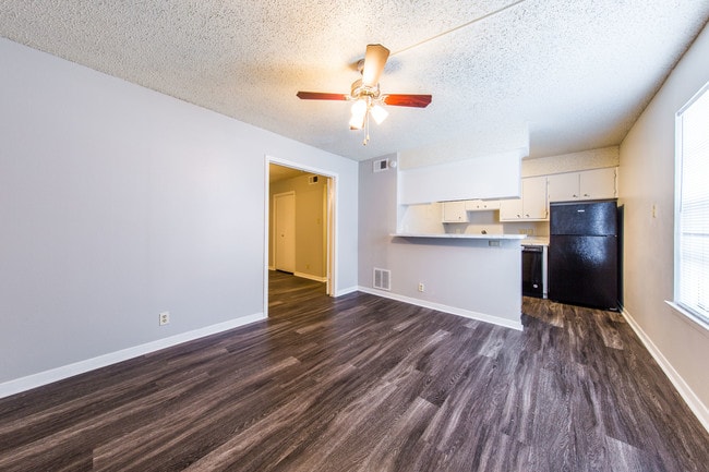 Building Photo - Popolo Village Apartments- Hyde Park