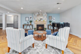 Building Photo - Manchester Lakes