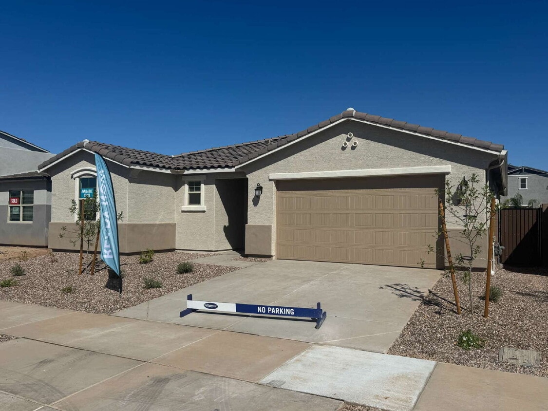 Foto principal - 23024 E Watford Dr