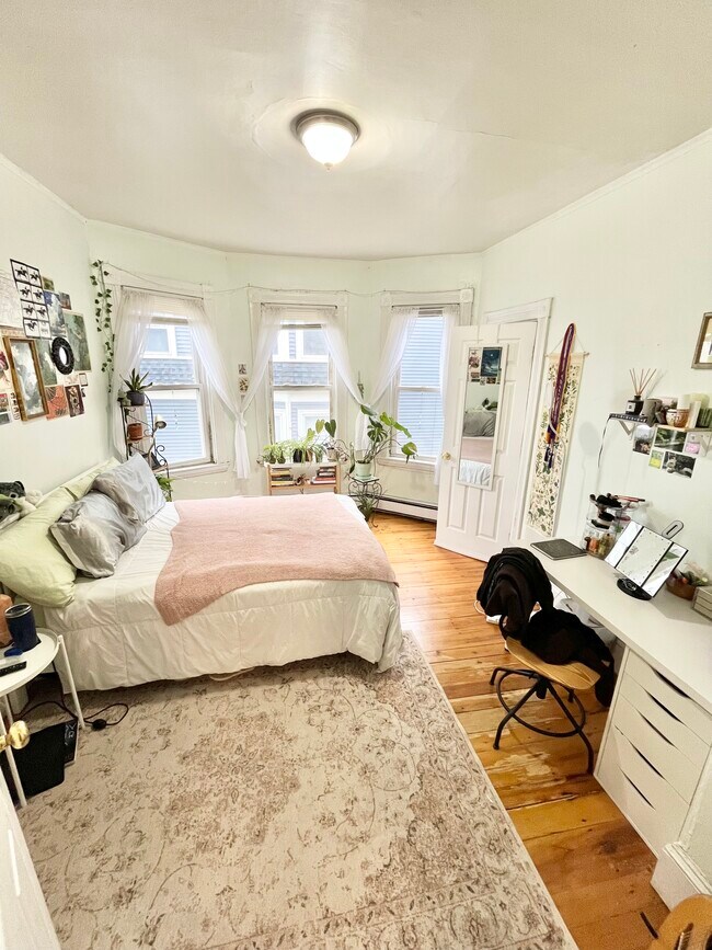 Building Photo - 168 Hillside St