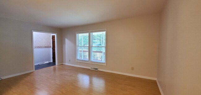 Building Photo - 4 Bedroom Parsonage Property 1 Mile to Fra...