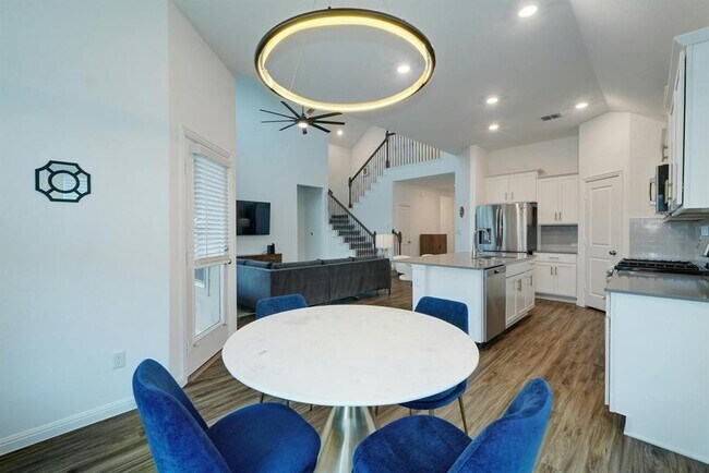 Building Photo - 404 Mante Ct