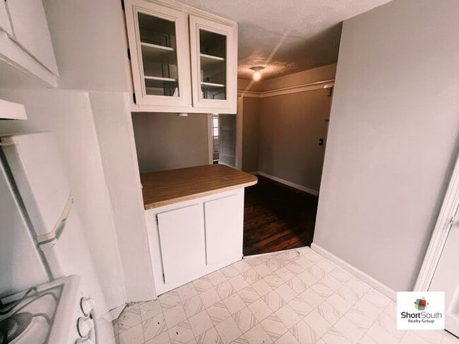 Building Photo - Updated Heritage Hill 2 bed 1 bath upper a...
