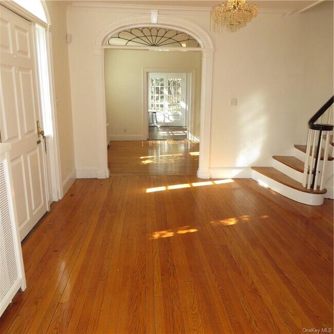 Building Photo - 351 W 245th St