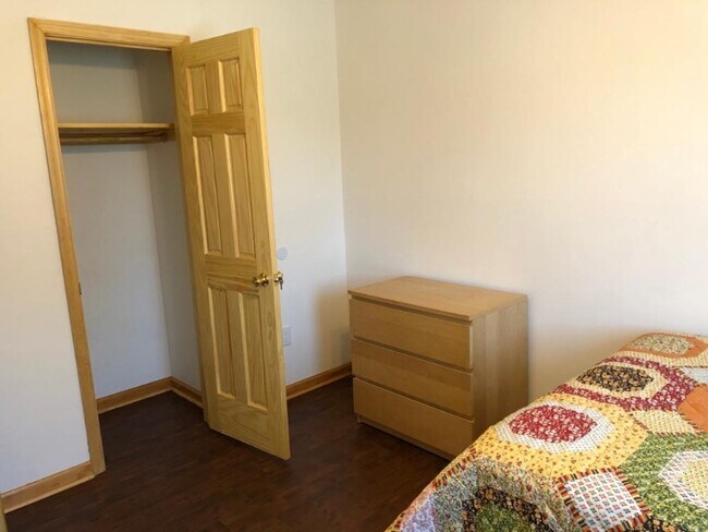 Building Photo - 24 Perry St