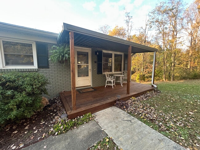 Building Photo - 44 Maple Ave