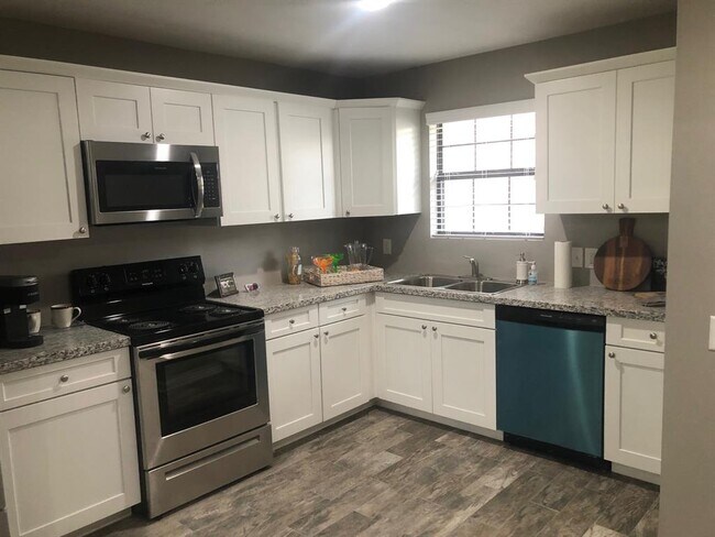Building Photo - 3504 Balboa Cir