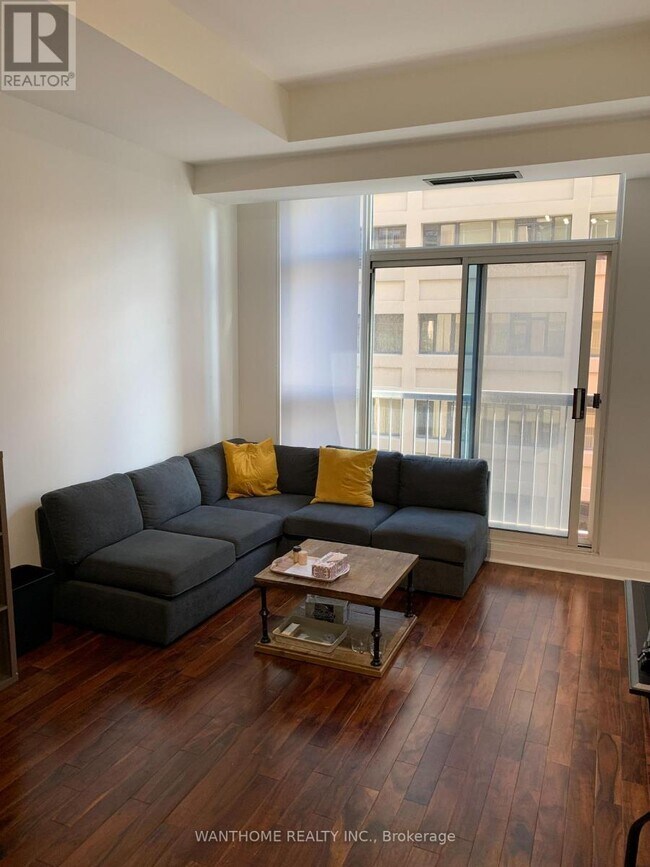 Photo du bâtiment - 8 Wellesley St E