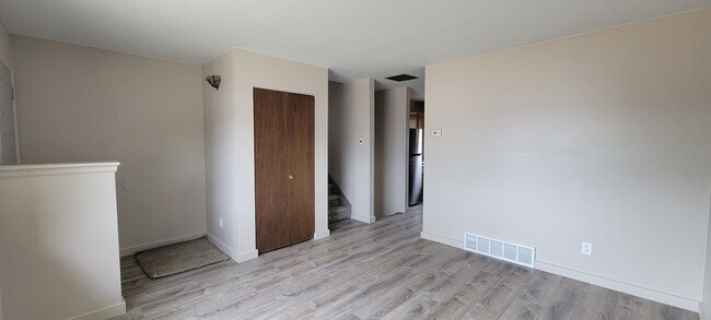 Building Photo - 2 Bedroom 1 Bath Home
