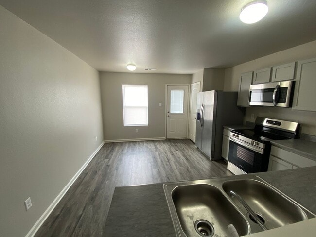 Building Photo - Beautiful 3bed/2bath Home