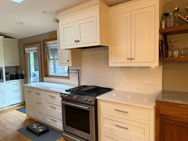 Foto del edificio - Beautiful 4-Bedroom, 2-Bathroom Home in Ed...