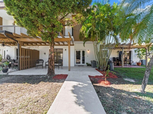 Foto del edificio - 6885 NW 169th St