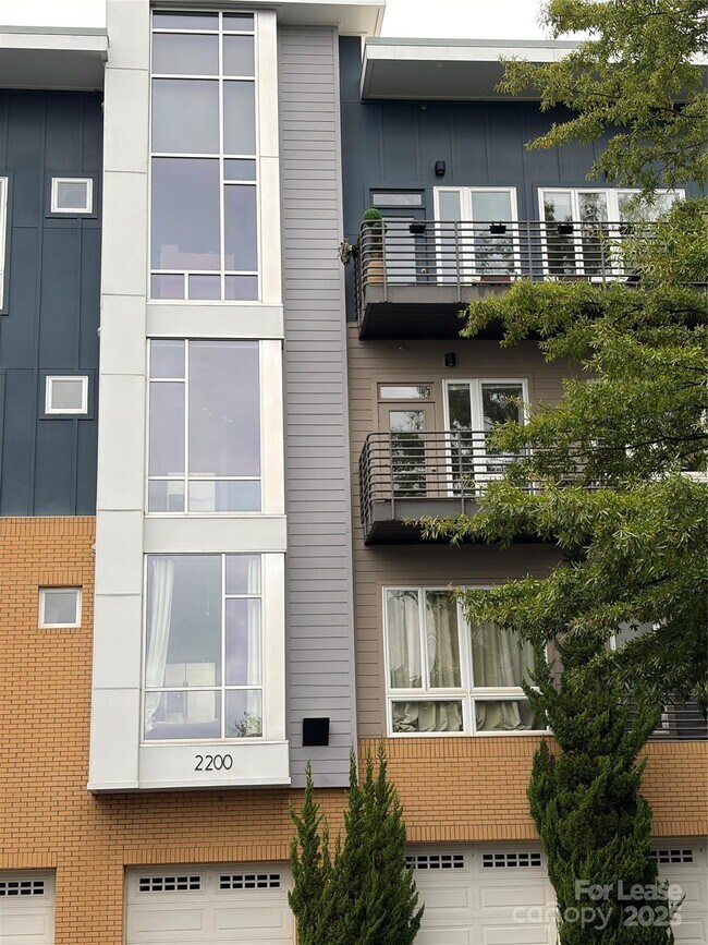 Foto del edificio - 2200 Lyndhurst Ave