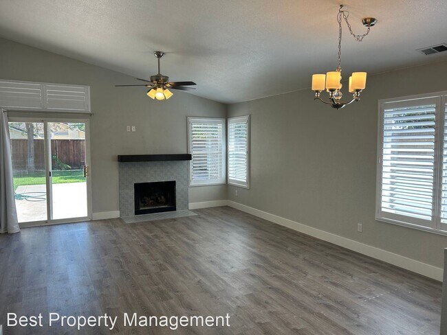 Building Photo - 3 br, 2 bath House - 3014 Wright Way