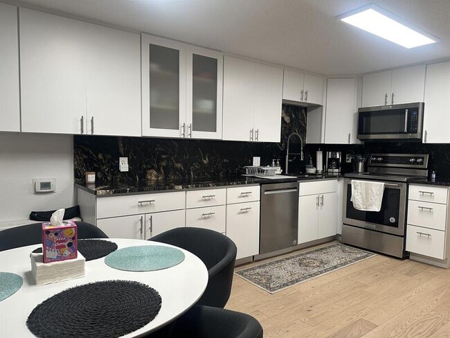 Building Photo - 1155 Ash St.