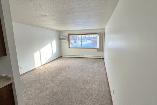 1 Bd- Living Room - Golfview Crossing Apartments