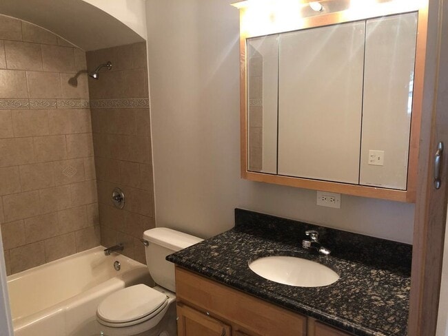 Foto del edificio - 4930 N Leonard Dr