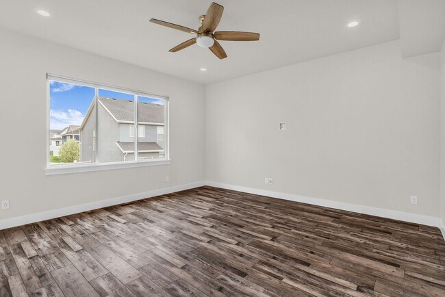 Foto del edificio - Spacious 6 Bed Home with Dual Kitchens, EV Charging & Modern Finishes in Layton