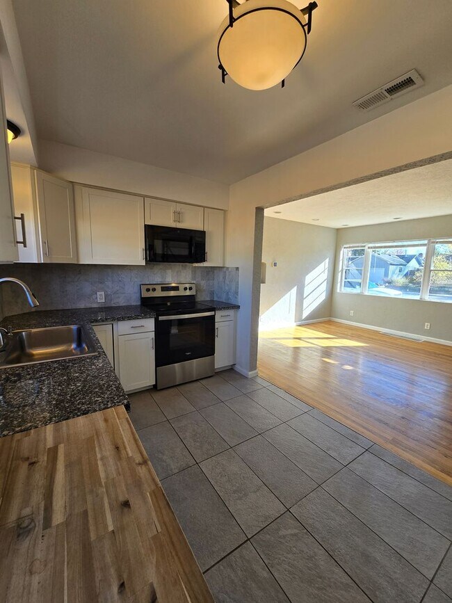 Foto del edificio - Pet Friendly & Steps Away From Idlewild Park and River!