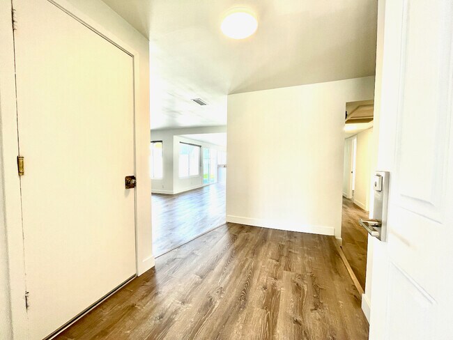 Building Photo - 880 E Gladwick St