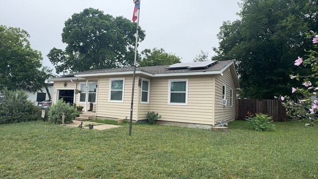 Building Photo - 3-bedroom 1-bathroom house!
