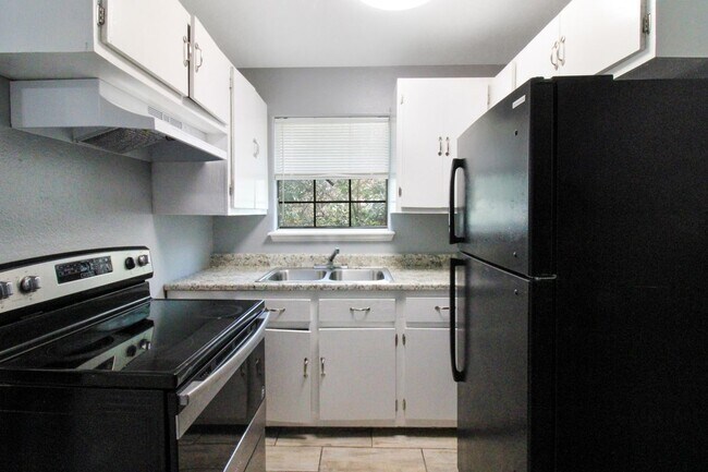 Building Photo - 422 Bahia St