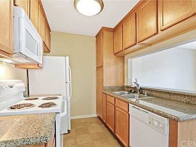 Building Photo - 2 BEDROOM 2 BATH CONDO