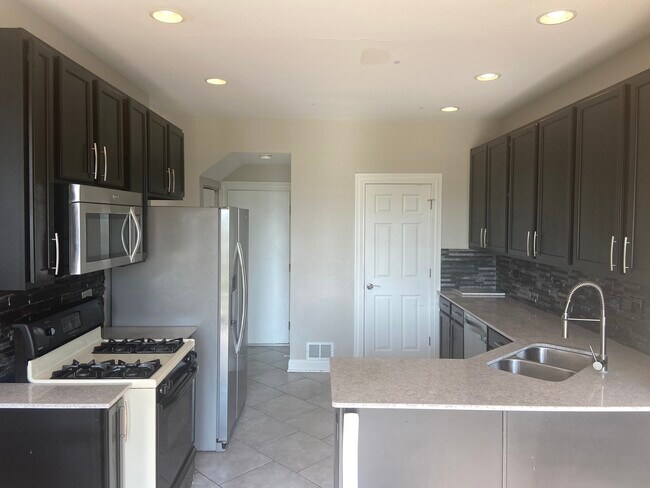 Building Photo - 8529 Sawyer Ct