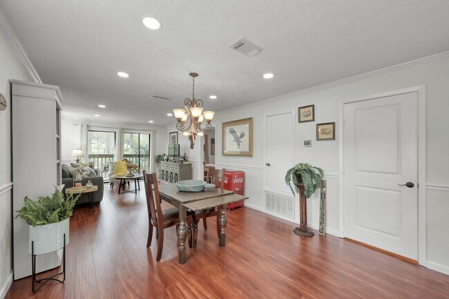 Building Photo - 3900 Aspen Dr