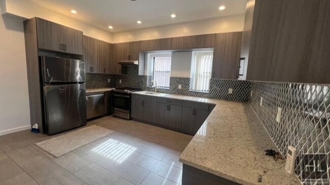 Building Photo - 4 bedroom in BROOKLYN NY 11210