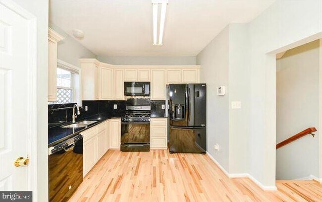 Building Photo - 511 Ginkgo Terrace NE
