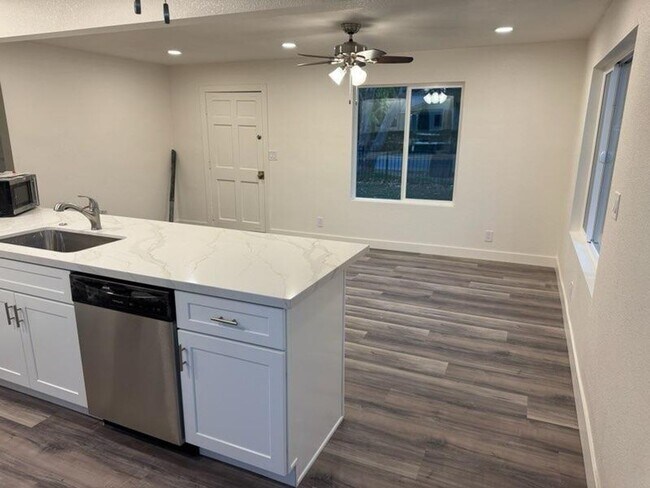 Foto del edificio - Completely remodeled - 2 Bedroom Home on Corner Lot!