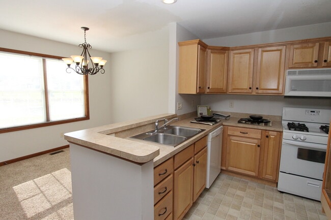 Foto del edificio - 3 Bedroom Condo Overlooking Pond!