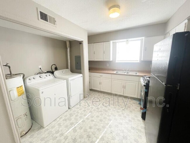 Foto del edificio - 15510 Dwyer Blvd