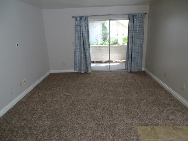 Building Photo - Centrally Located 2 bedroom Condo