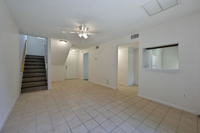Foto del edificio - **Pet Friendly 2 Bedroom Duplex in San Car...
