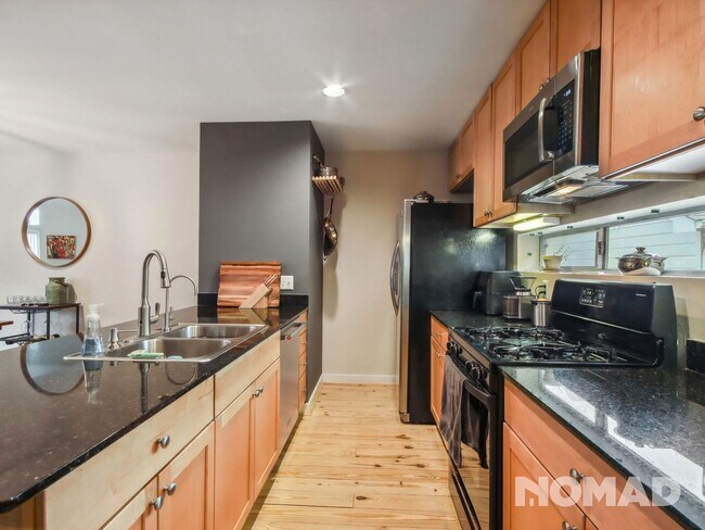 Foto del edificio - 3 Bedroom Townhome in Houston, Montrose/Mi...