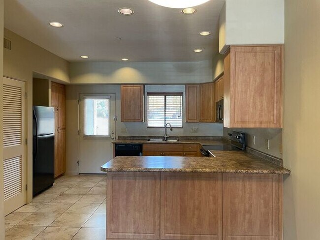 Building Photo - Popular 2BR/2.5BA 2 Story Townhome conveniently located close to PCC, U of A!