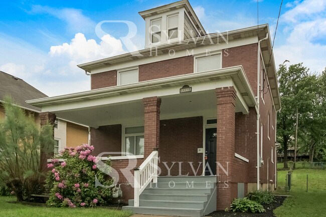 Building Photo - Historic 4 BR, 1.5 BA home with modern con...