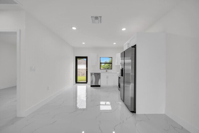 Foto del edificio - 2443-2443 Mae Ave S