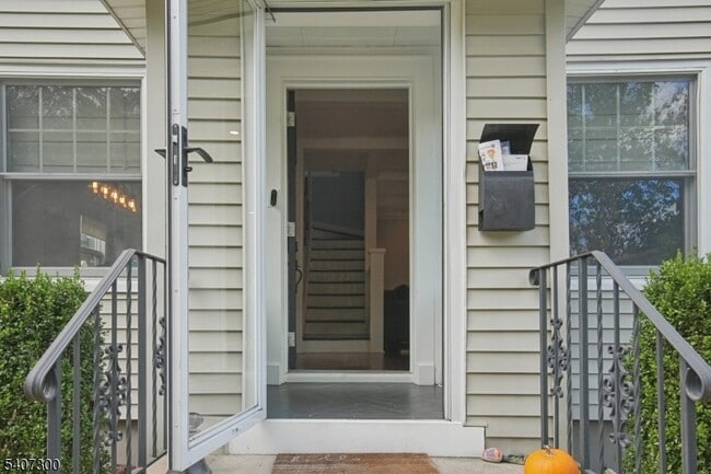 Building Photo - 6 Girard Pl