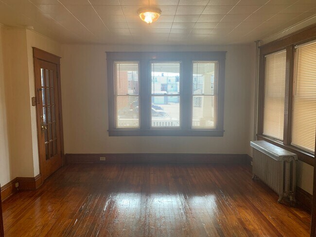 Building Photo - 1st Floor 1 Bedroom Large Yard West End Yo...