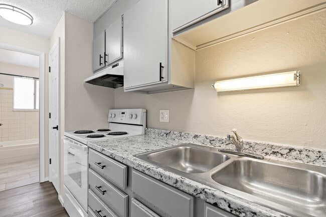 Foto del edificio - Royal Chateau Apartments
