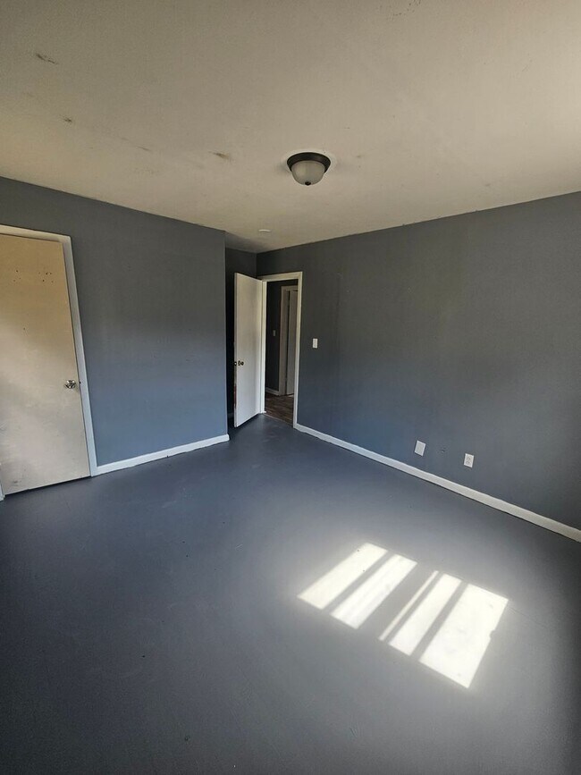Building Photo - Spacious 4 bed 1 bath rental home - comple...