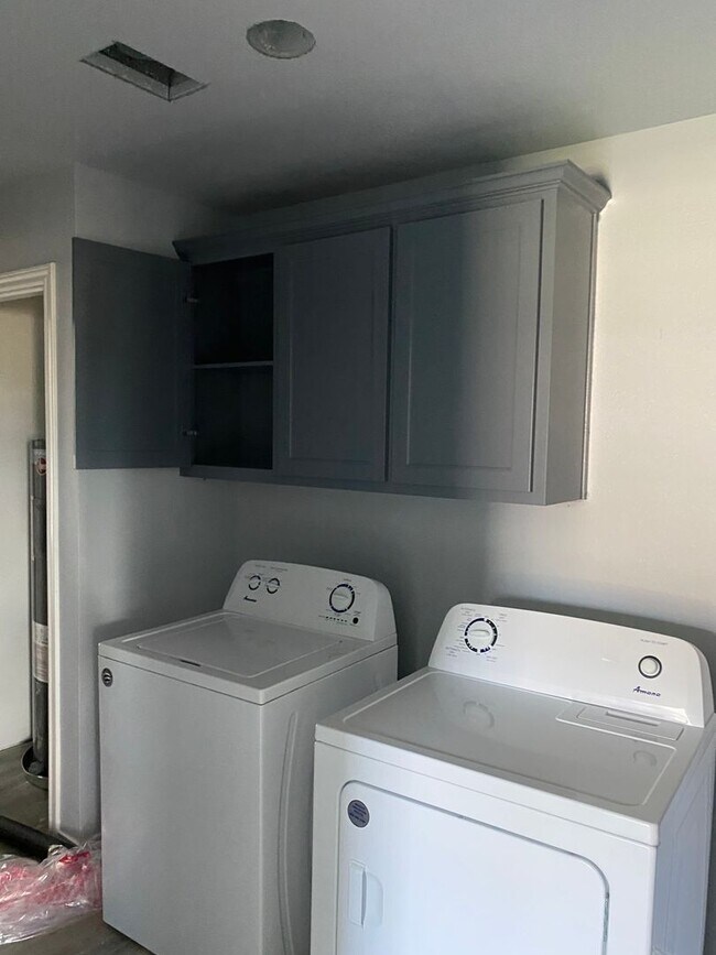 Foto del edificio - Pre-leasing beautifully updated 5/3 home n...